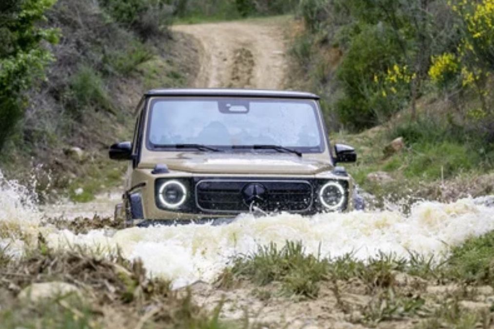Veicolo Mercedes con tecnologia per attraversare corsi d’acqua, galleggianti e sospensioni attive