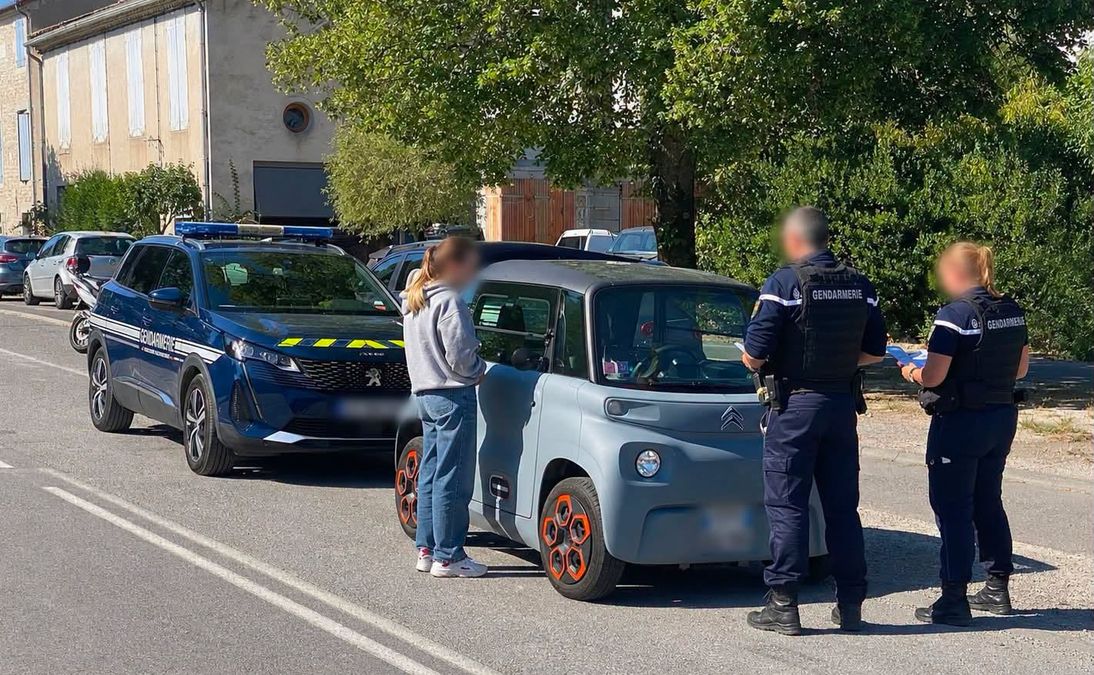 15enne con Citroën Ami modificata supera i 72 km/h, multata e fermo amministrativo