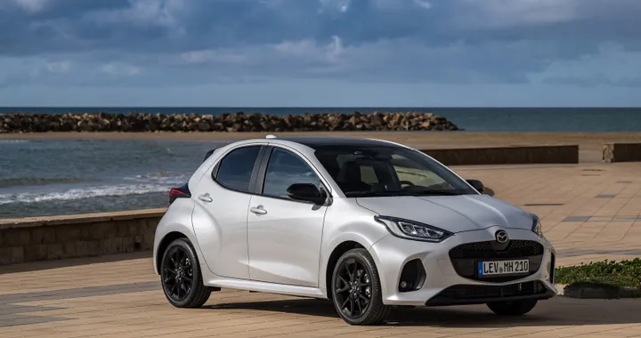 Mazda2 Hybrid si aggiorna, ma i consumi restano da record