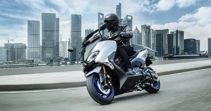 Yamaha TMAX SX Sport Edition con scarico Akrapovic a 13.190€