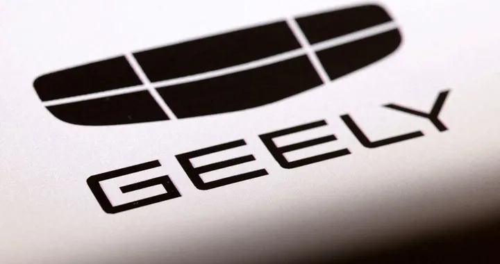 Un piede in due scarpe: Geely prosegue sul doppio binario tra termico ed elettrificazione