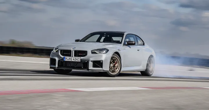Nuova BMW M2 CS: 530 CV di puro divertimento. Niente cambio manuale