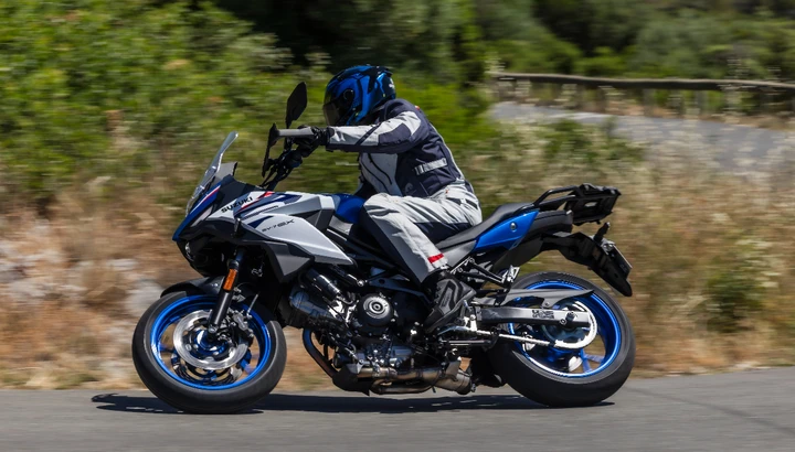Suzuki SV-7GX: lo storico motore a V si trasforma in una crossover da viaggio