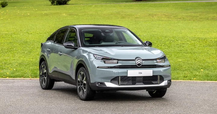Citroen C4 e C4 X, al Salone di Parigi debutta il restyling. Ibride ed elettriche