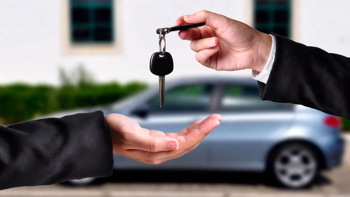 Comprare un’auto usata prima delle vacanze: come evitare le truffe