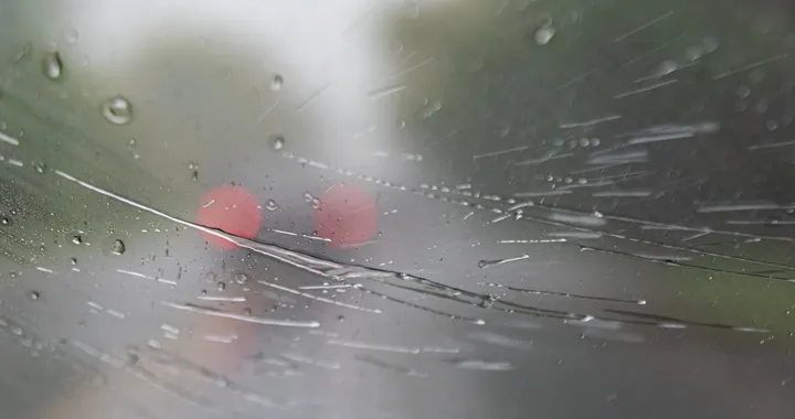 Come migliorare la visibilità in auto nelle giornate pioggia