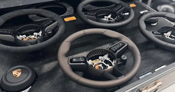 Porsche sperimenta il riciclo dei residui delle auto a fine vita per la produzione di nuovi volanti