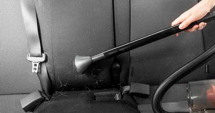 Pulire gli interni dell'automobile non è mai stato così semplice con questo pratico aspirapolvere portatile