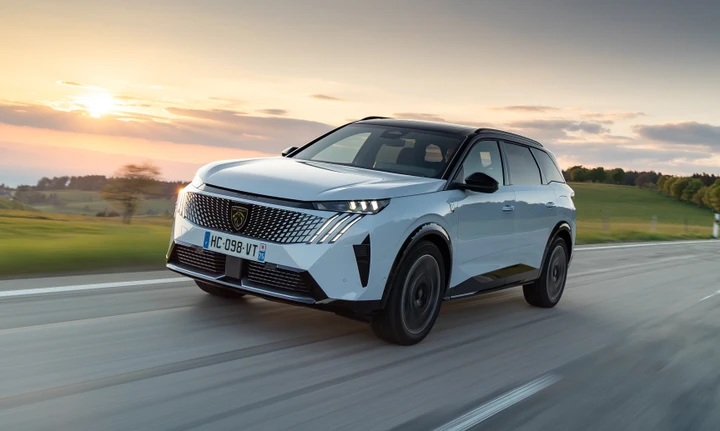 Peugeot e-5008 dual motor, ordini al via in Italia: 325 CV e 476 km di autonomia | Prezzi