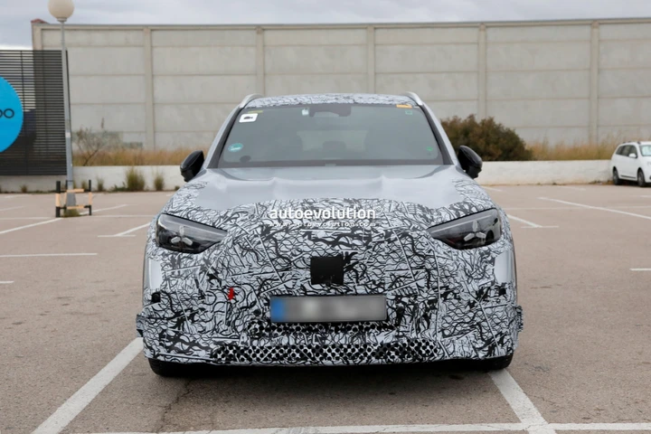 Nuova Mercedes AMG GLC elettrica in arrivo, il SUV sportivo si scopre un po' di più