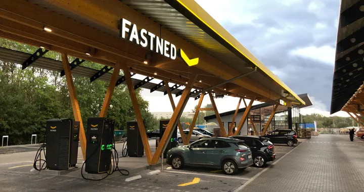 Fastned e Tesla: la nuova stazione di ricarica è un esempio per il futuro