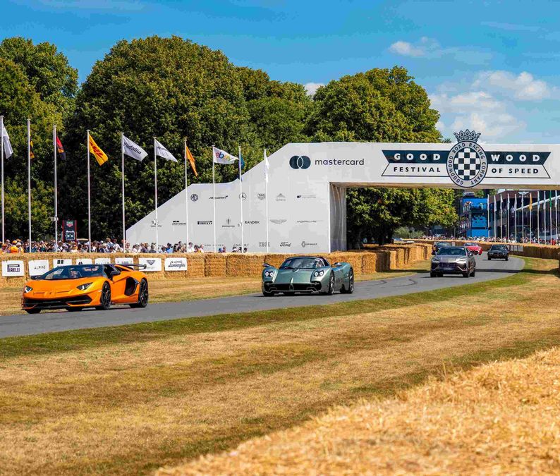 Pirelli porta 10.000 CV a Goodwood per festeggiare 40 anni di P Zero e presentare la nuova generazione