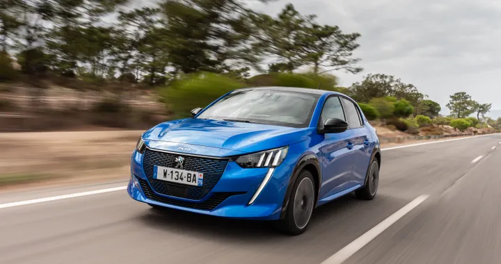 Peugeot e-208 ed e-2008, la gamma si aggiorna per il 2022. Cresce l'autonomia