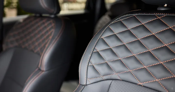 Proteggi i sedili della tua auto con questi set in pelle sintetica oggi in offerta