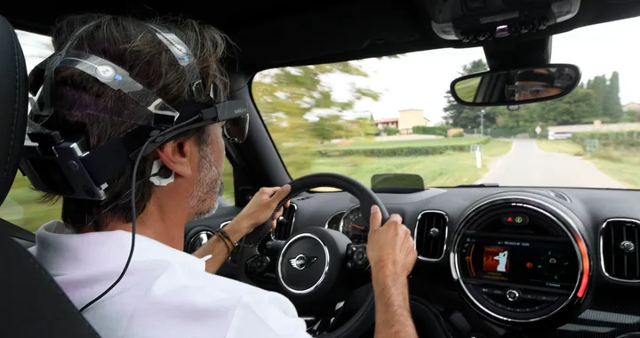 MINI: tecnologia medica per misurare le emozioni legate alla guida sostenibile