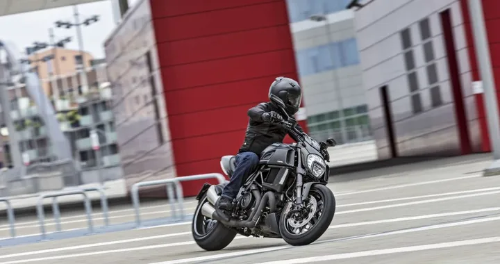 Ducati Diavel Carbon MY2016 - foto