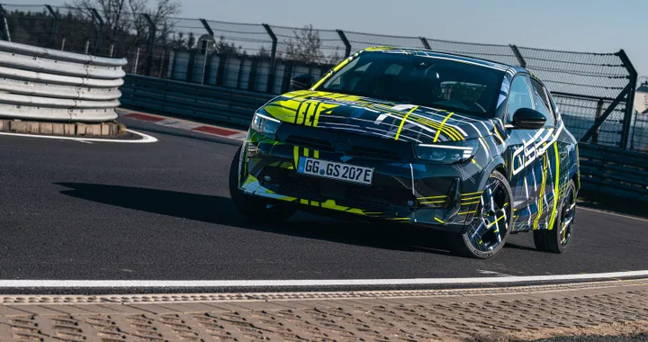 Opel Corsa GSE si veste da sportiva anni '80 prima del debutto ufficiale