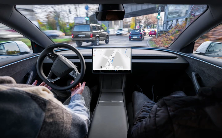 Vuoi provare la Full Self Driving di Tesla in Italia? Si può fare, ecco come
