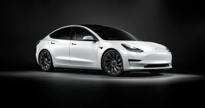 Tesla Model 3, nuove foto spia mostrano il restyling su strada