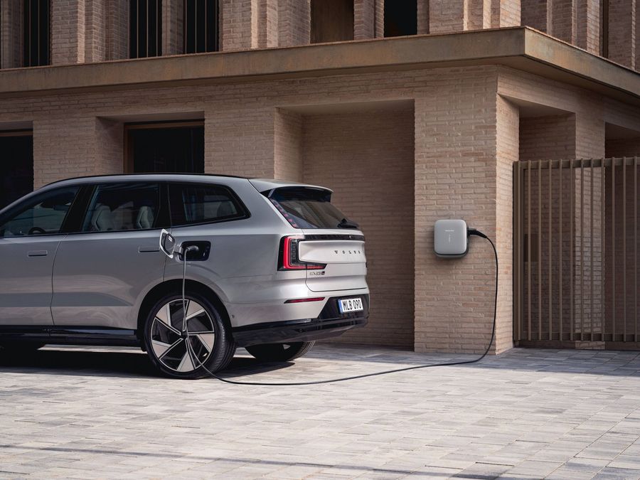 Volvo EX90 2026, ricarica ancora più fast grazie all'architettura a 800 V