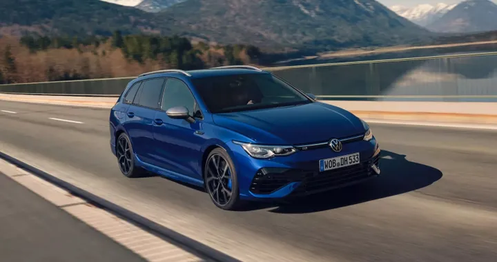 Volkswagen Golf R Variant, le foto spia del restyling della station wagon sportiva