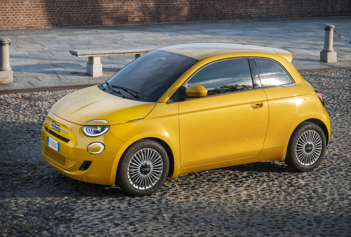 La nuova FIAT 500 ibrida debutta a Torino: pronta per la sfida del mercato