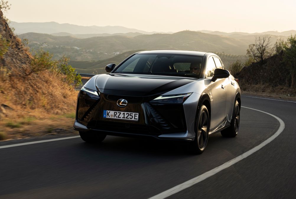 Lexus RZ 2025: nuova batteria per più autonomia. C'è lo steer-by-wire