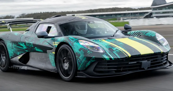 Aston Martin Valhalla, test in pista per la supercar ibrida Plug-in da oltre 1.000 CV