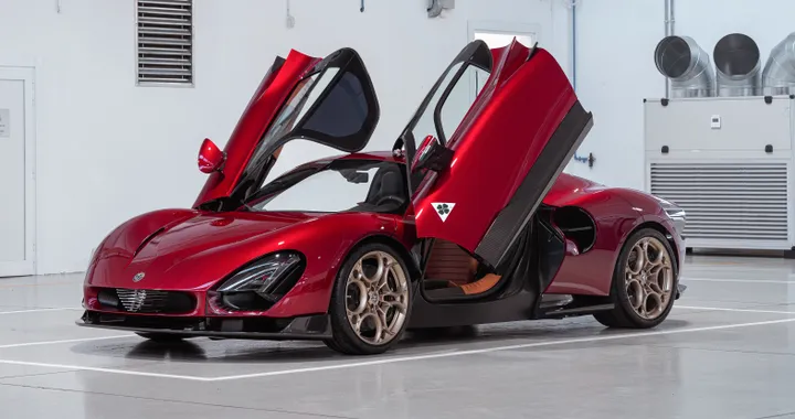 Alfa Romeo 33 Stradale, il primo esemplare della supercar è pronto per la consegna