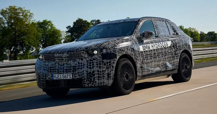 BMW iX5, un leak svela che la batteria potrebbe superare i 1.000 km di autonomia