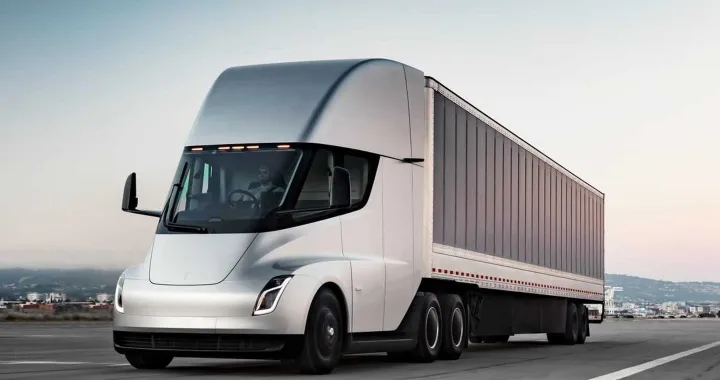 Tesla rinnoverà il Semi e nel 2026 arrivano Cybercab e Roadster