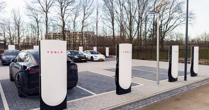 Tesla testa i Supercharger per ricariche ad oltre 300 kW