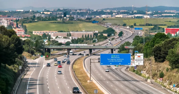 Da 120 km/h a 40 km/h, i limiti di velocità variano in tempo reale: la novità in Spagna