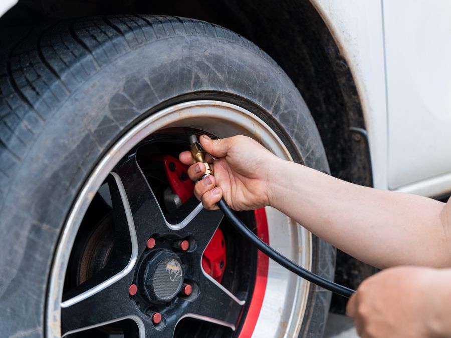 Piccolo, digitale e preciso: il compressore portatile Xiaomi che ogni automobilista dovrebbe avere