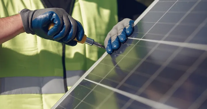 Fotovoltaico su rotaie, innovazione di SNCF per sfruttare le linee ferroviarie dismesse