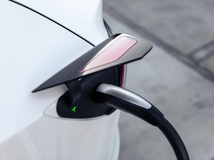 Jeep e Dodge saranno i primi marchi Stellantis ad adottare il connettore NACS integrato