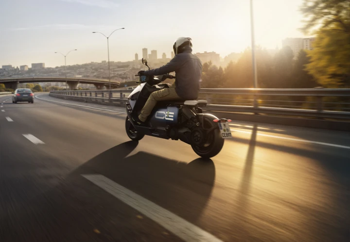BMW CE 04: lo scooter elettrico premium si rinnova per il 2026