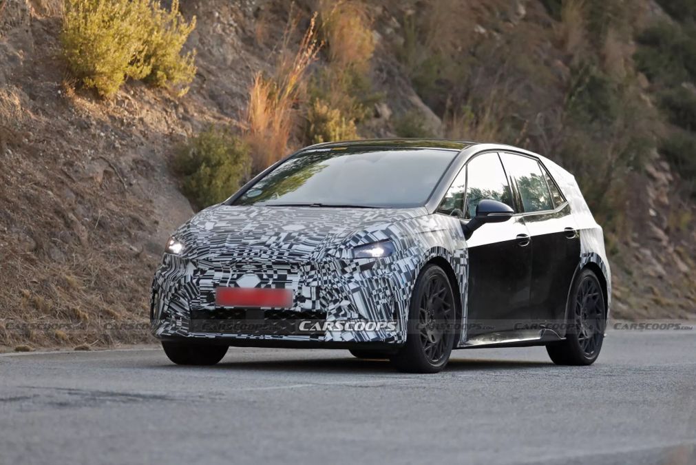 CUPRA Born 2026, il restyling si mostra nei test su strada: ecco cosa cambia