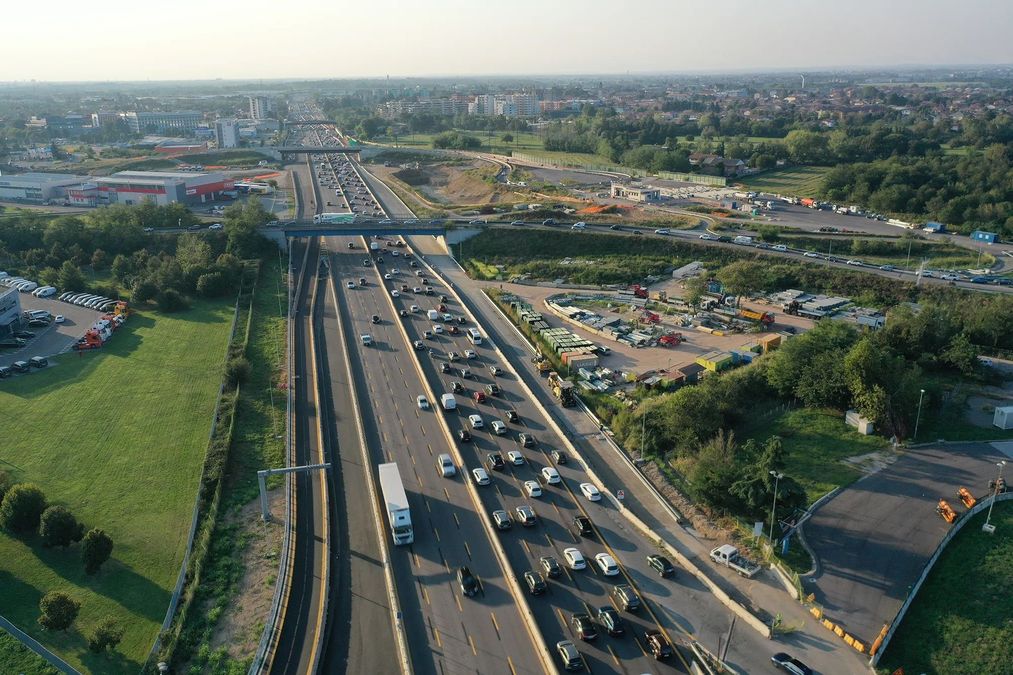 Copertina: Autostrade, limite 100 km/h per le termiche e 130 per le auto elettriche: la proposta