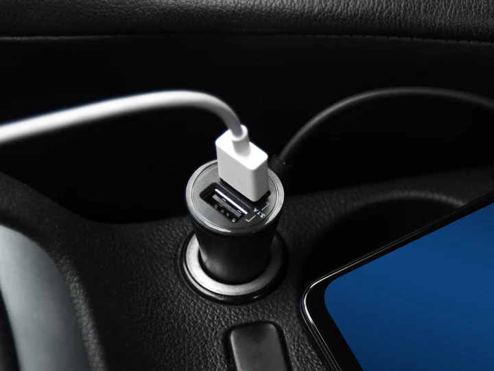 Offerta limitata per l’inverter da auto con il quale ricaricare tutti i dispositivi durante i viaggi