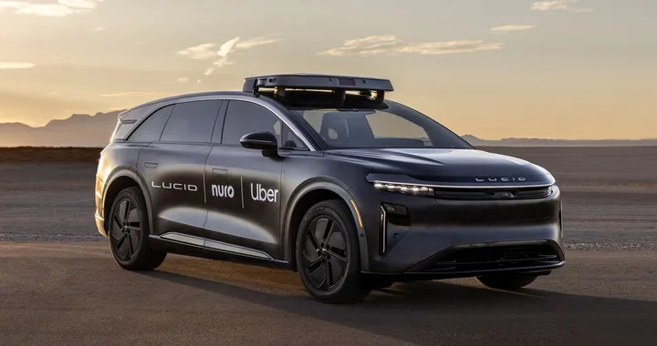 Uber e Lucid collaborano per migliaia di robotaxi