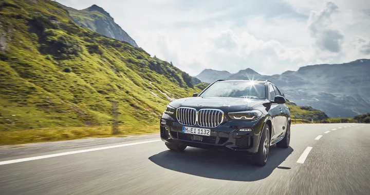 BMW X5 xDrive45e: il SUV ibrido plug-in si aggiorna con 87 km di autonomia