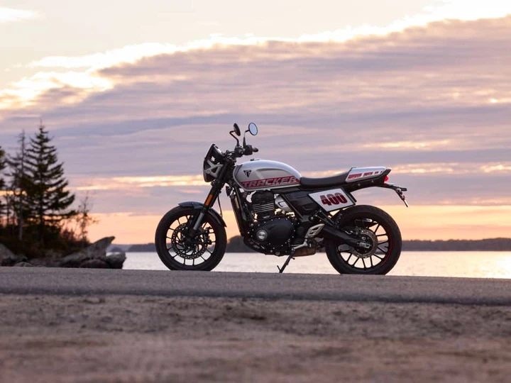 Triumph amplia la gamma con le nuove Tracker 400 e Thruxton 400