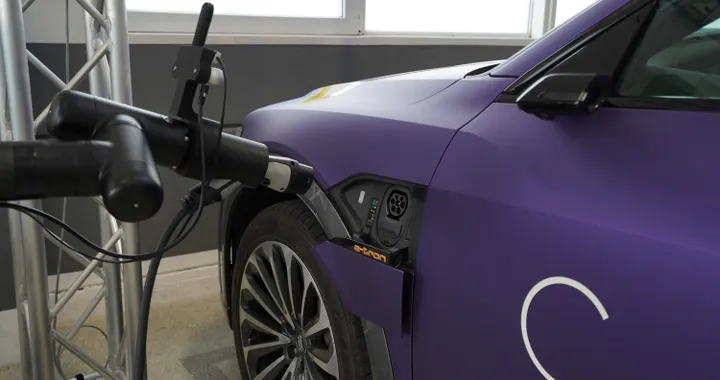 Bosch, al CES 2024 la tecnologia di ricarica autonoma. Un &quot;robot&quot; fa il pieno di energia