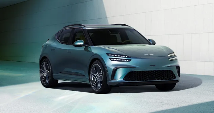 Genesis GV60, ufficiale il restyling. Ritocchi al look e nuovo display da 27 pollici