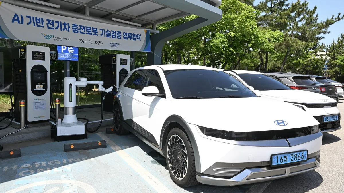 Hyundai, ricarica per le auto elettriche senza pensieri: ci pensa un robot