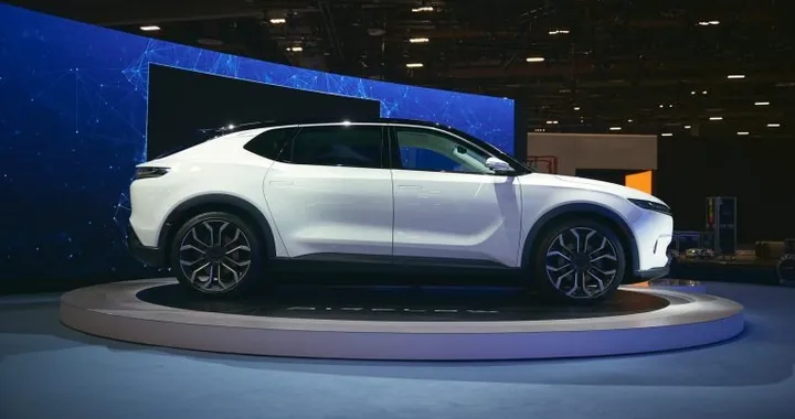 Stellantis mette in pausa il crossover elettrico C6X: cosa significa per Chrysler?