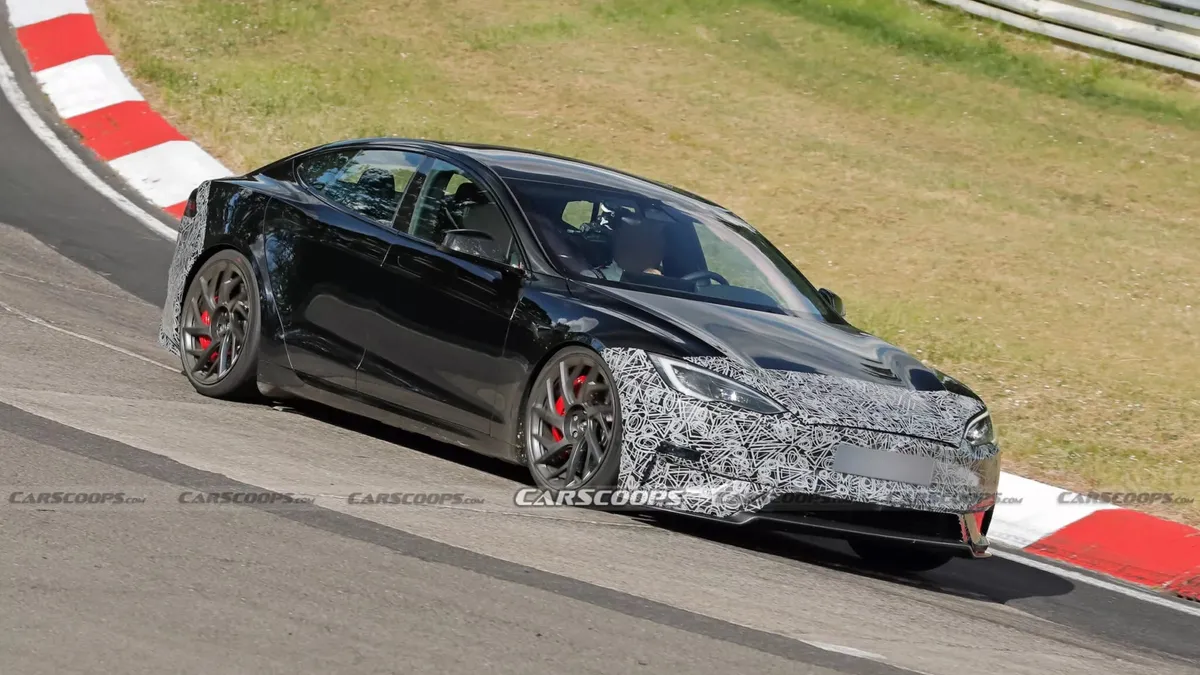 Il restyling della Tesla Model S Plaid gira già al Nurburgring ma le novità...