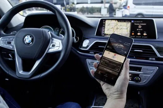 BMW al MWC 2017: parcheggio automatico a gesti e connettività
