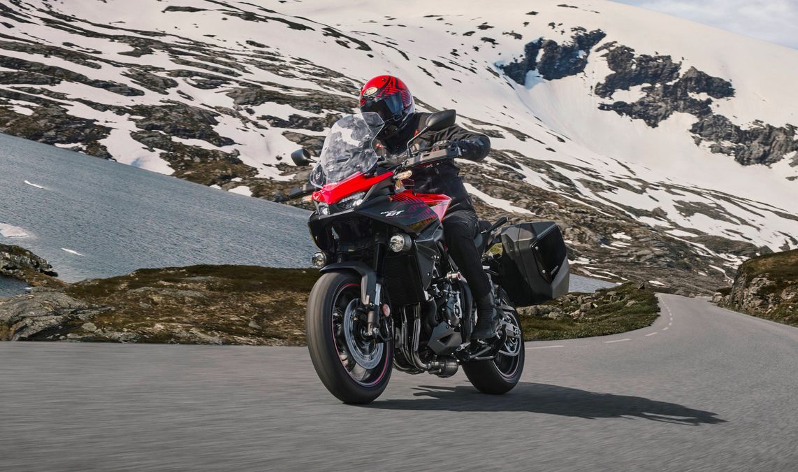Debutta Honda CB1000GT 2026, la nuova tourer sportiva con cuore Fireblade